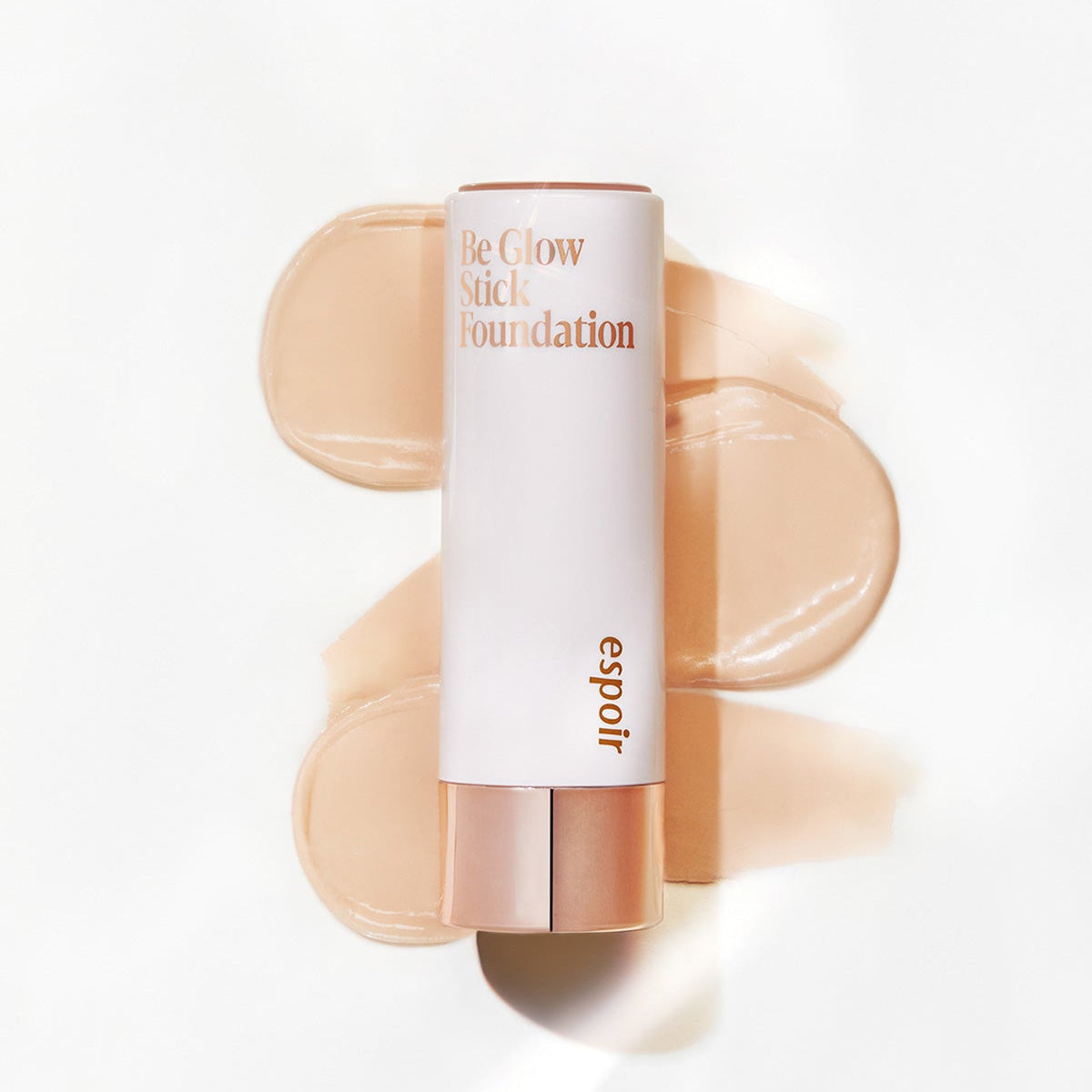 ESPOIR BE GLOW STICK FOUNDATION SPF50+ PA++++ d’ESPOIR, stick maquillage illuminant avec swatches sur fond clair.
