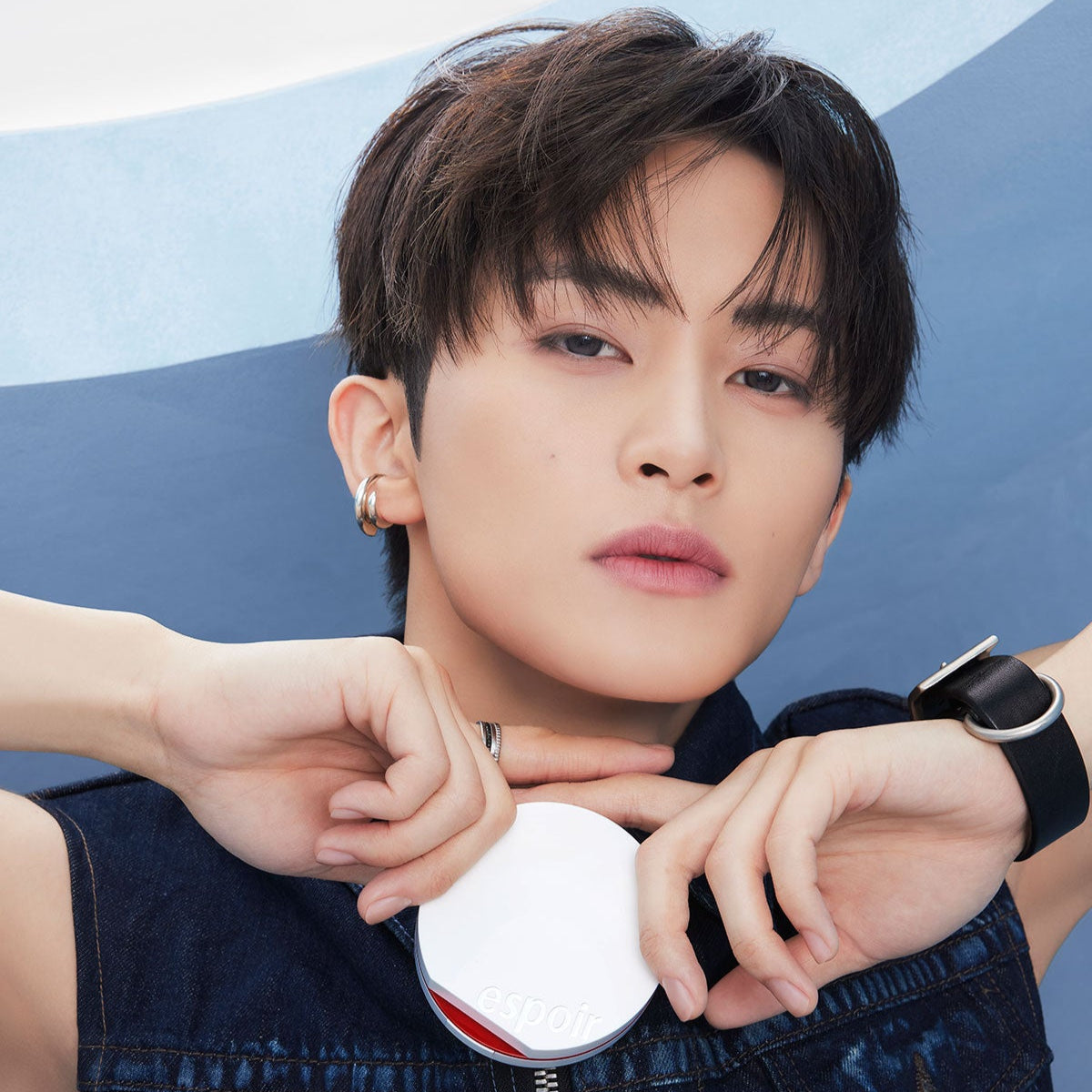 ESPOIR Bevelvet Sebumcut Cooling Cushion, coussin rafraîchissant pour peaux, maquillage de mannequin au fond bleu.