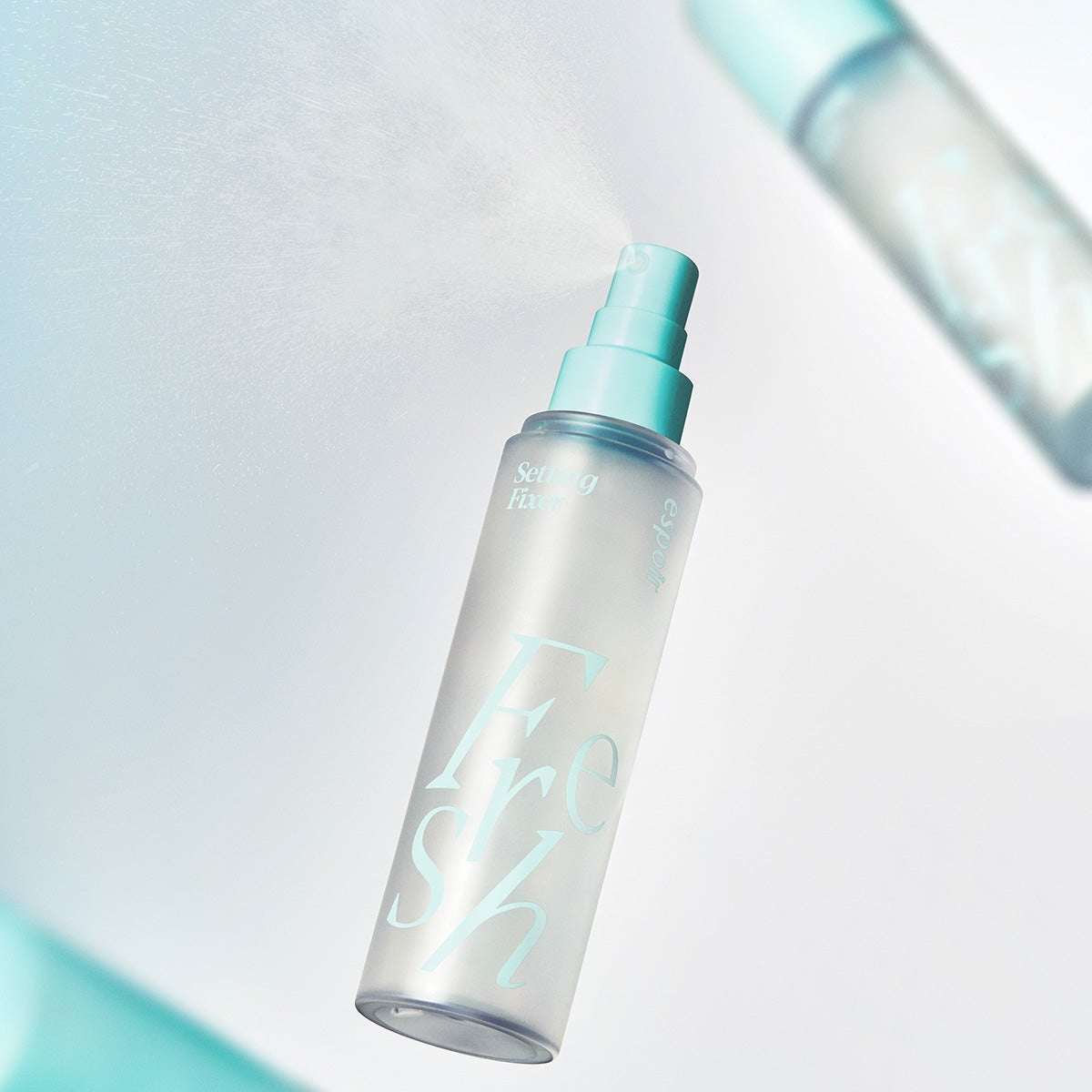 ESPOIR Fresh Setting Fixer 100ml, flacon turquoise sur fond clair, spray maquillage, contexte beauté minimaliste