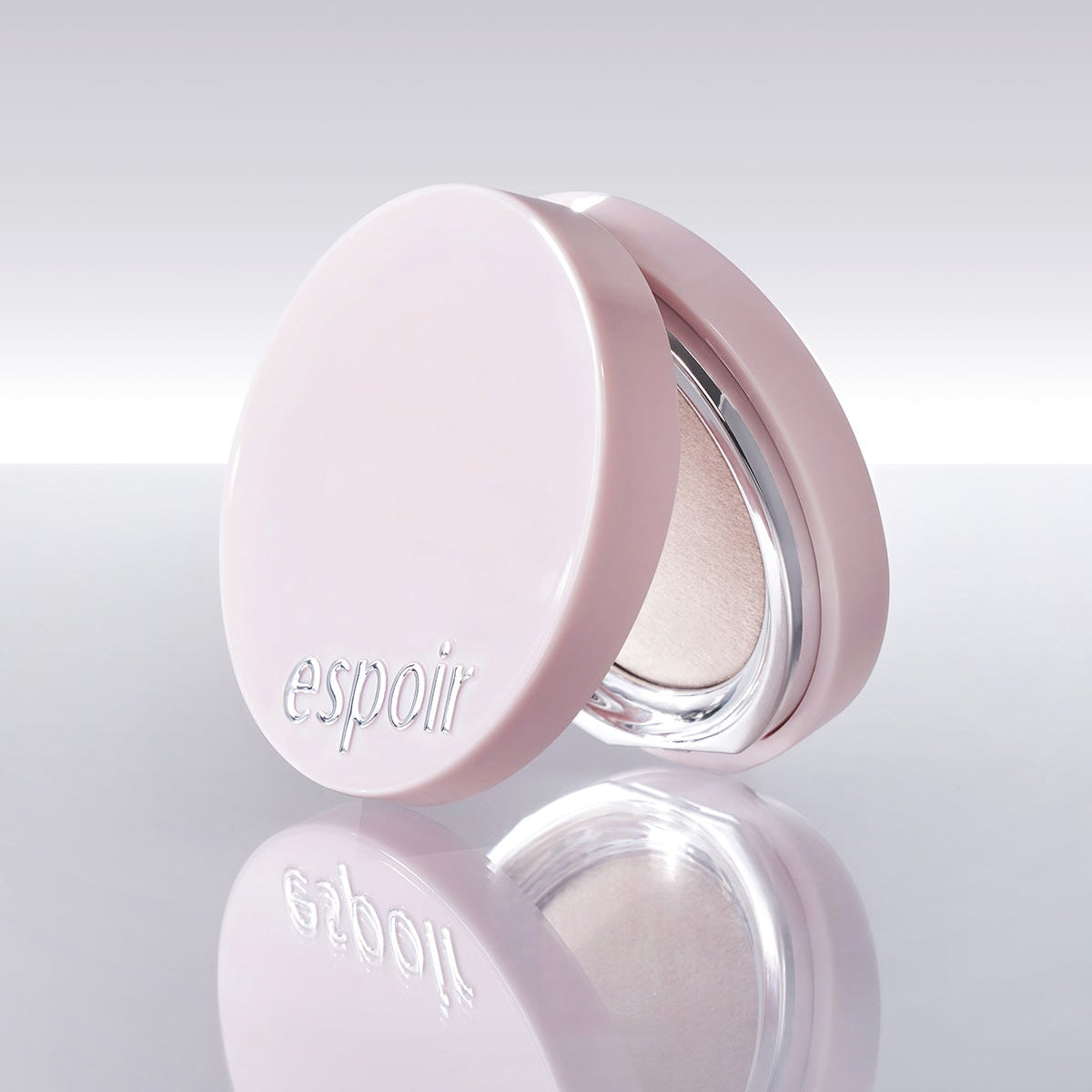 ESPOIR Strobing Highlighter 8g de marque ESPOIR, flacon rose sur fond clair, rendu strobing irisé.