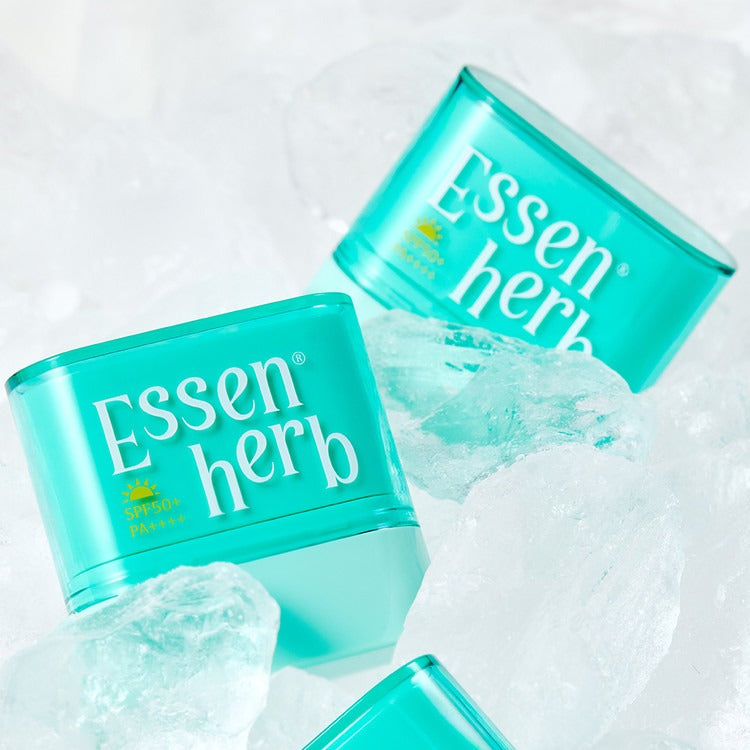ESSENHERB Multi Defense Cloud Fit Airy Sun Stick 10g, produits ESSENHERB sur glace, contexte visuel visuel studio turquoise