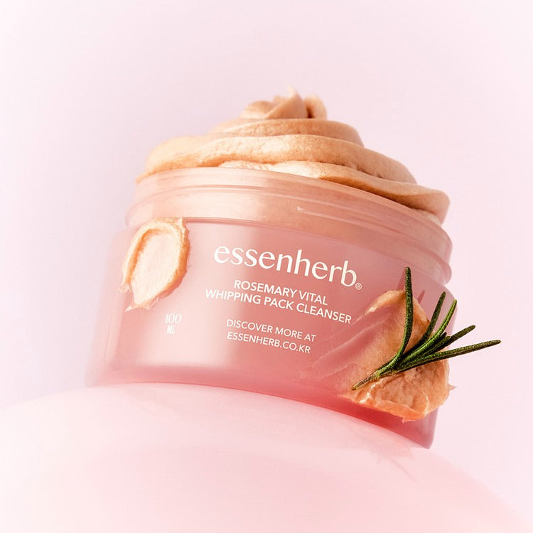 ESSENHERB Rosemarry Vital Whipping Pack Cleanser 100ml sur fond rose, cônes de mousse et brin de romarin, produit marqueessenherb