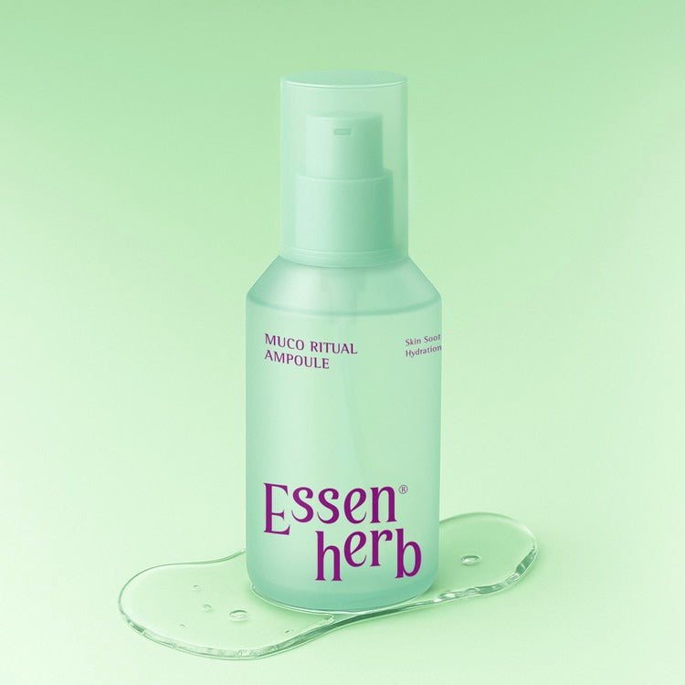 Flacon de ESSENHERB Muco Ritual Ampoule 120ml sur fond vert, soin hydratant pour la peau lisse.