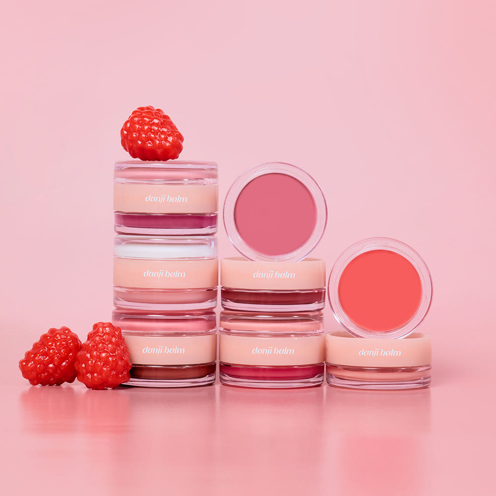 ETUDE Danji Balm 30g, pots cosmétiques et framboises sur fond rose, marque ETUDE, vue produit en studio.