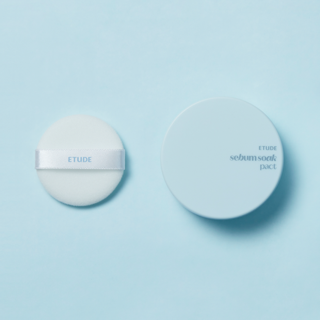 ETUDE Fiji Ssok Pact 9.5g de la marque ETUDE, boîtes compactes sur fond bleu ciel, photo produit