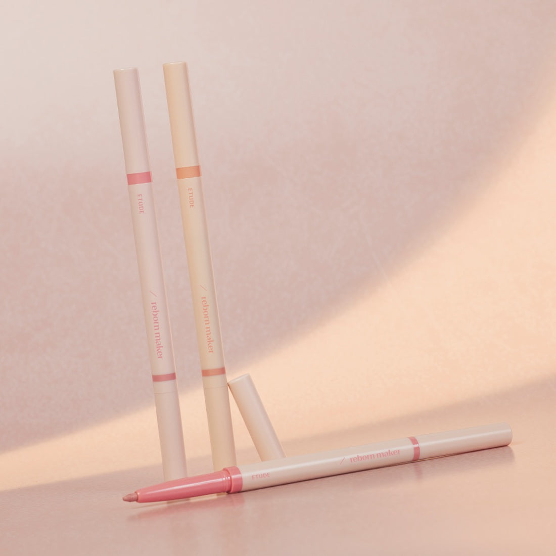 ETUDE Re-creation Maker Aegyo-Sal Liner : deux crayons lèvres nude et rose sur fond beige, marque ETUDE, maquillage