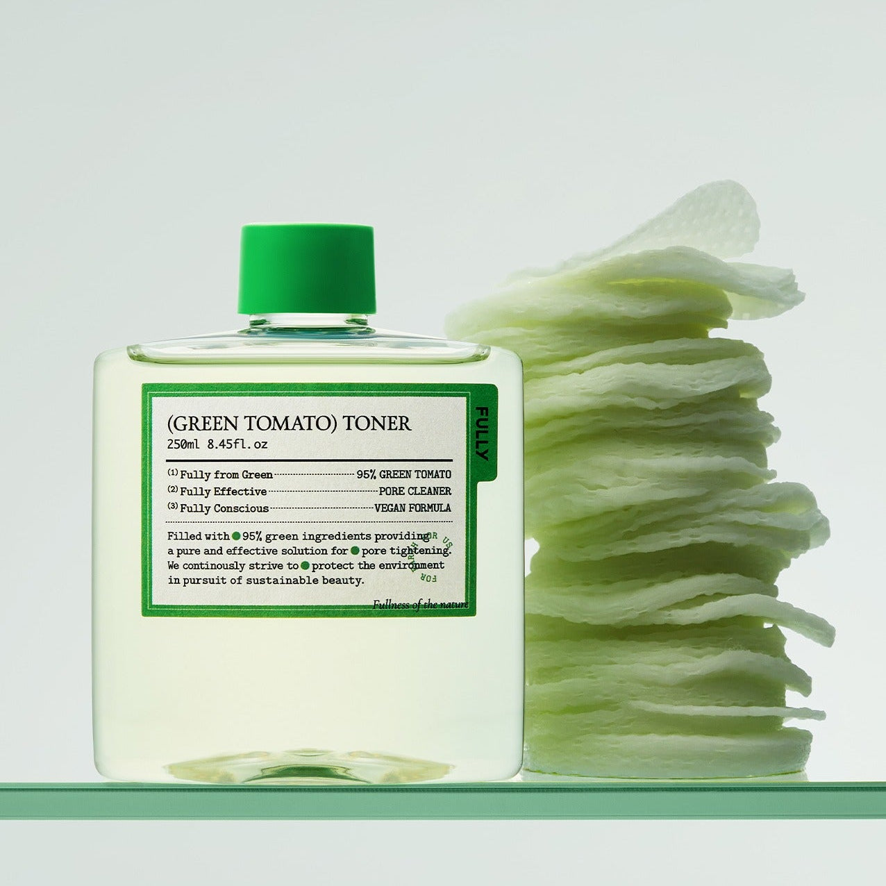 FULLY Green Tomato Toner 250ml de marque FULLY : flacon vert sur fond clair avec feuilles de tomate, contexte beauté.
