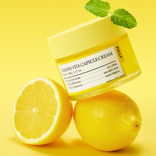 FULLY Lemon Vita Capsule Cream 90g de la marque FULLY, pot crème au citron sur fond jaune avec citrons et feuilles
