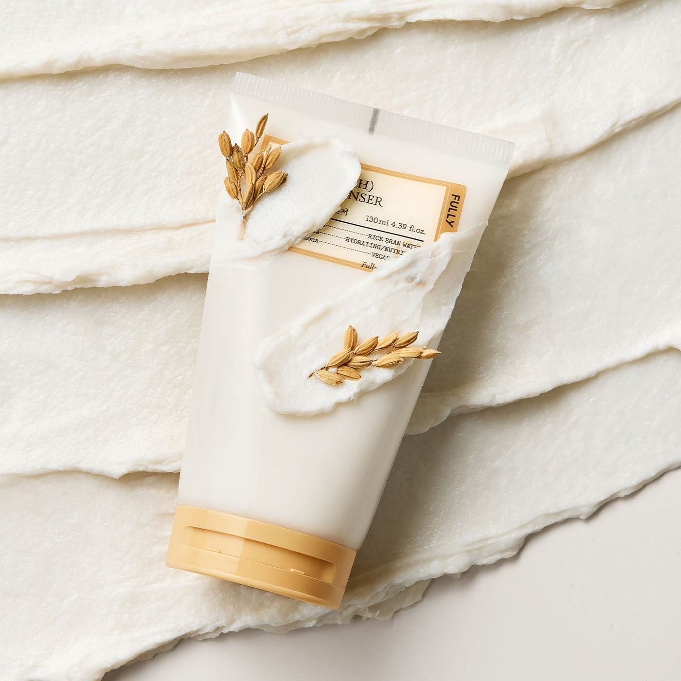 FULLY Rice Dough Pack Cleanser 130ml de la marque FULLY, tube sur tissu blanc et ingrédients de riz décoratifs