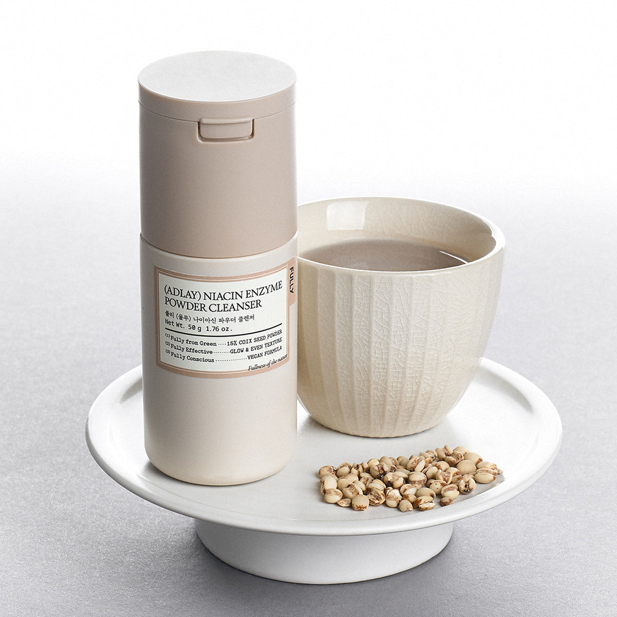 FULLY Yulmu Niacin Enzyme Powder Cleanser 50g : bouteille et bol sur plateau, contexte beauté, produits FULLY Yulmu