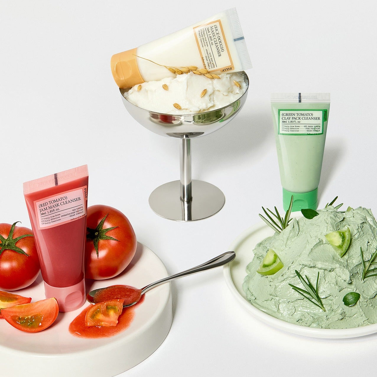 Ensemble de nettoyant 3 pièces FULLY Fully Pack Cleanser avec ingrédients à base de tomate et objets décoratifs.