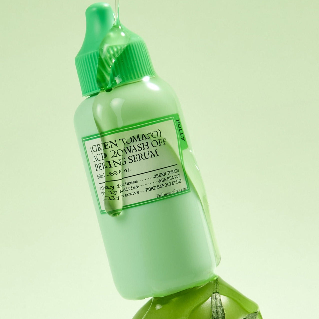 Flacon de 50ml du FULLY Green Tomato Acid 20 Wash-Off Peeling Serum sur fond vert.