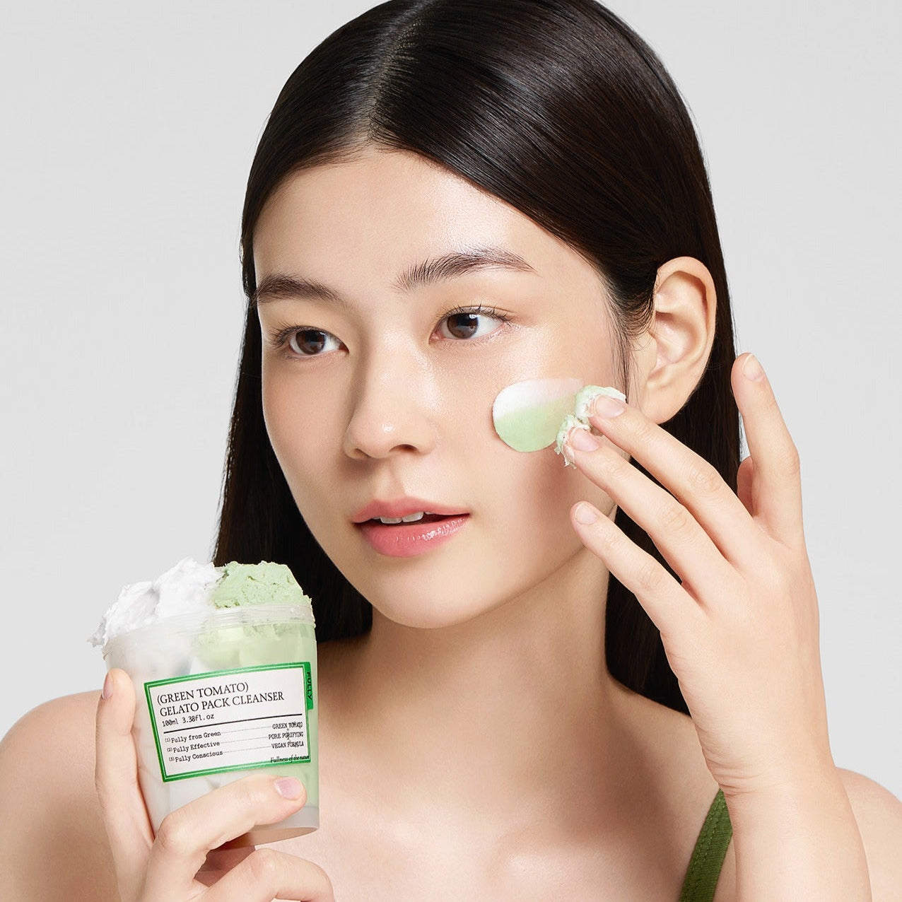 Femme utilisant le nettoyant FULLY Green Tomato Gelato Pack Cleanser 100ml sur le visage.