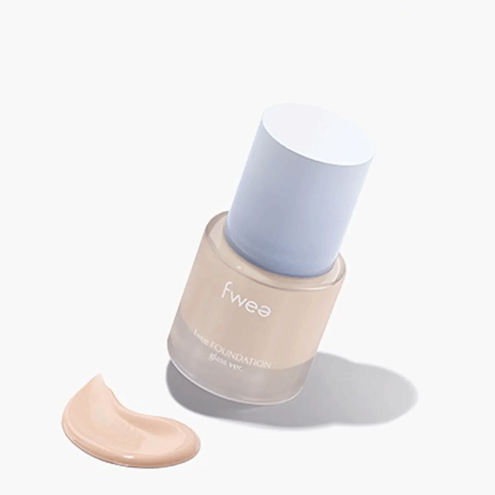 FWEE Foundation Glass de la marque Fwee, flacon beige sur fond blanc avec fond de teint et texture liquide