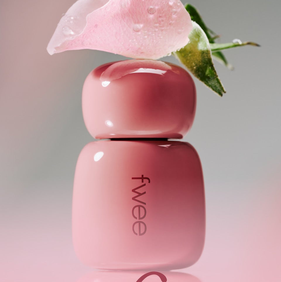 FWEE Rose Obsession 18 colors, rose en décor, flacon rose de la marque FWEE sur fond pastel, gouttes de rosée.