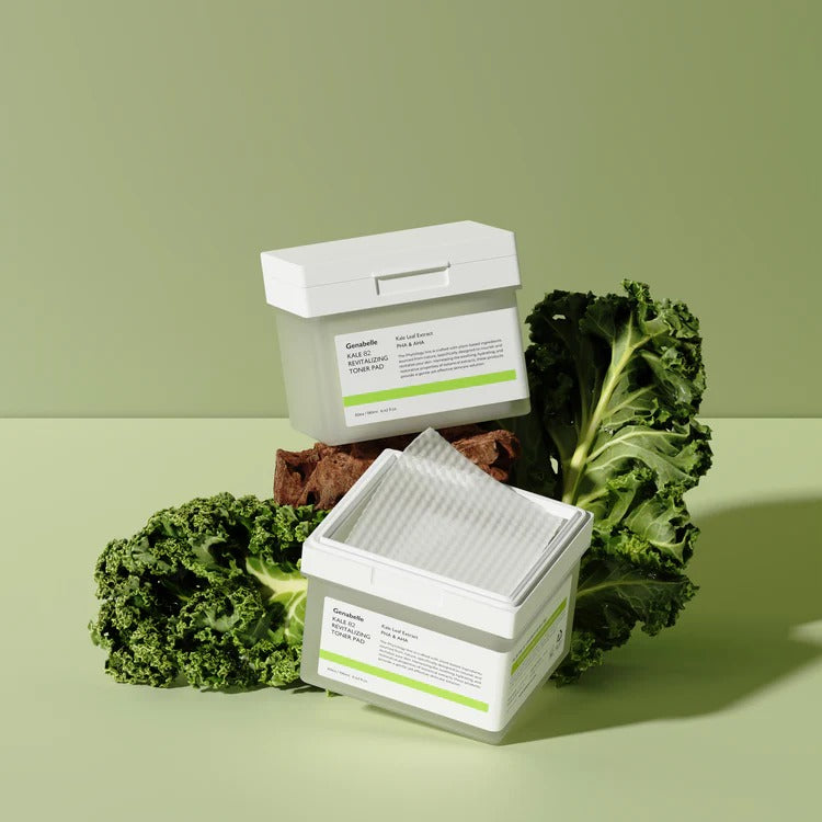 GENABELLE Kale 82 Revitalizing Toner Pad 60ea, marque GENABELLE, packs à côté de feuilles de kale, fond vert clair