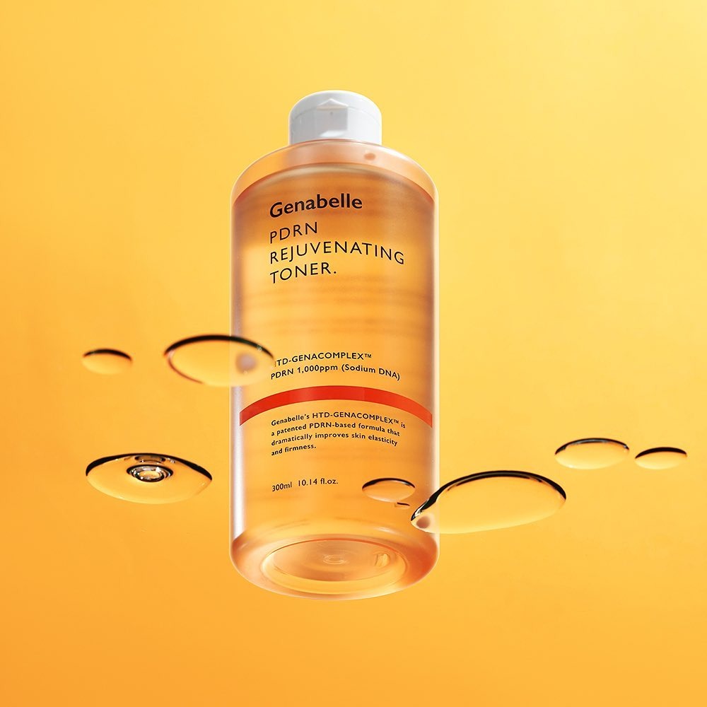 GENABELLE PDRN Rejuvenating Toner 300ml Genabelle, flacon sur fond jaune avec gouttes et éclaboussures, image produit