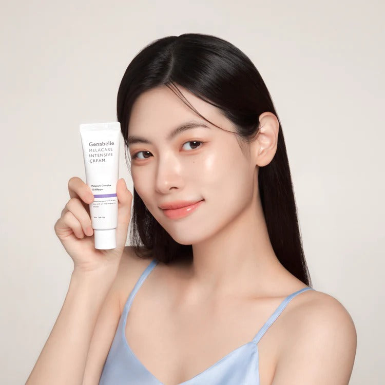 Femme souriante tenant GENABELLE Melacare Intensive Cream 50ml, soin du visage naturel.