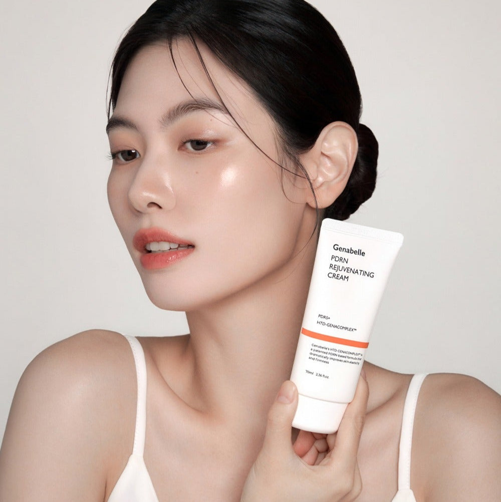 Femme tenant un tube de GENABELLE PDRN Rejuvenating Cream 70ml, montrant une peau éclatante et hydratée.