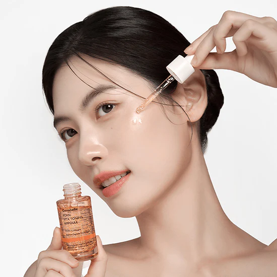 Application de GENABELLE PDRN Vita Toning Ampoule 30ml sur le visage pour une peau éclatante et tonifiée.