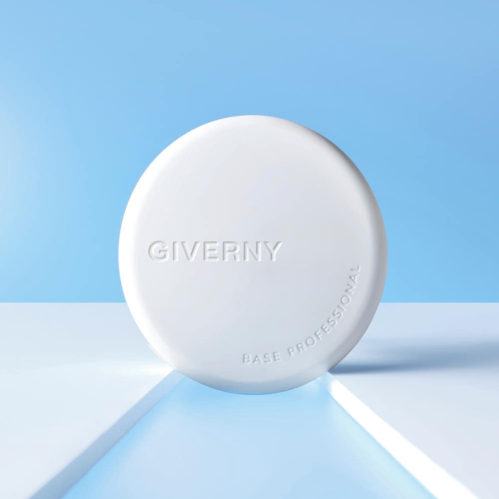 GIVERNY Milchak Setting Powder 6g, couvercle blanc GIVERNY sur fond bleu ciel, mise en scène cosmétique.
