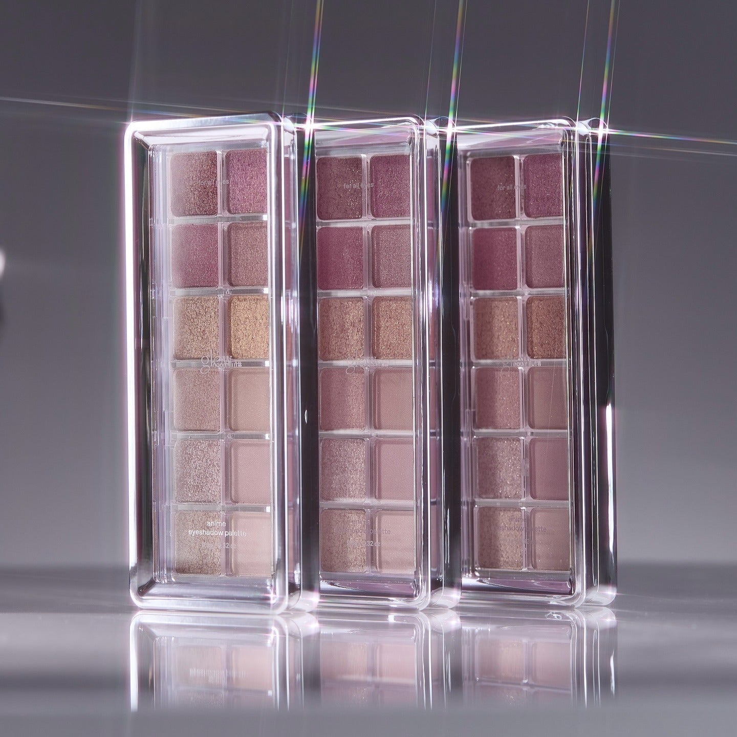 GLOW Anime Eyeshadow Palette, palette de maquillage illuminée, beiges et bruns, sur fond violet, marque GLOW, vue produit