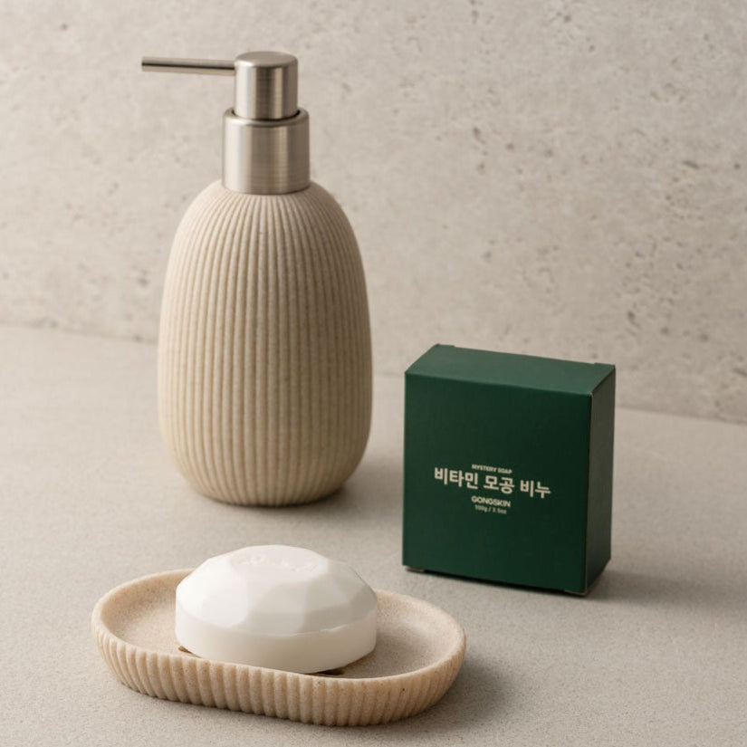 GONGSKIN Aloe Vitamin C Pore Soap 100g, savon sur socle avec aloe et boîtier vert, décor salle de bain minimaliste.
