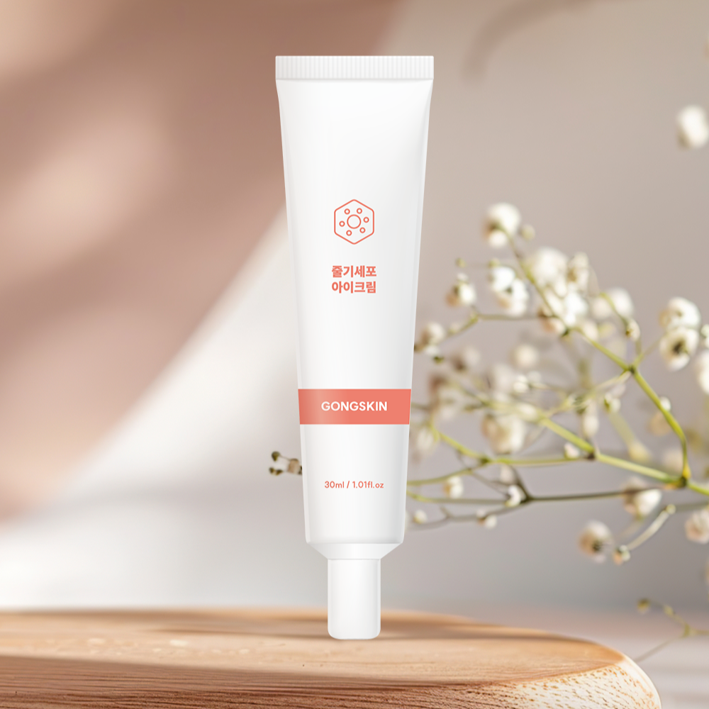 GONGSKIN Stem Cell Eye Cream 30ml, tube crème pour contour des yeux, sur table en bois avec fleurs, marque GONGSKIN
