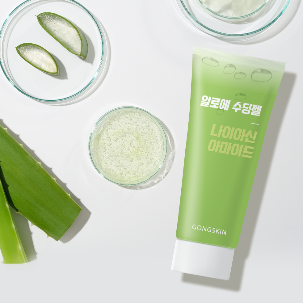 GONGSKIN Aloe Niacinamide Massage Soothing Gel 100ml en tube, entouré d'aloe vera frais sur fond blanc.