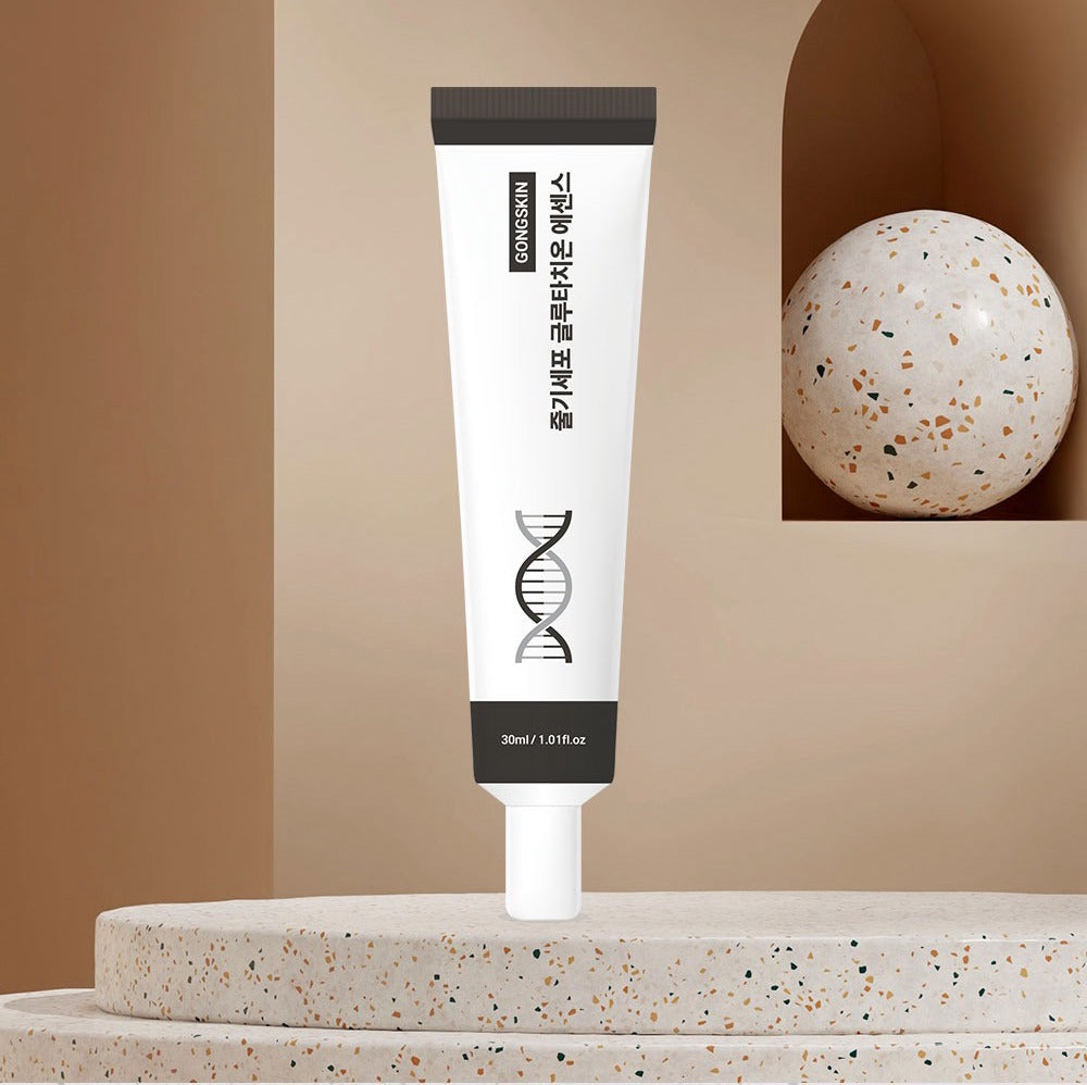 Tube de GONGSKIN Stem Cell Glutathione Essence 30ml posé sur une surface texturée, produit de soin de la peau de haute qualité.