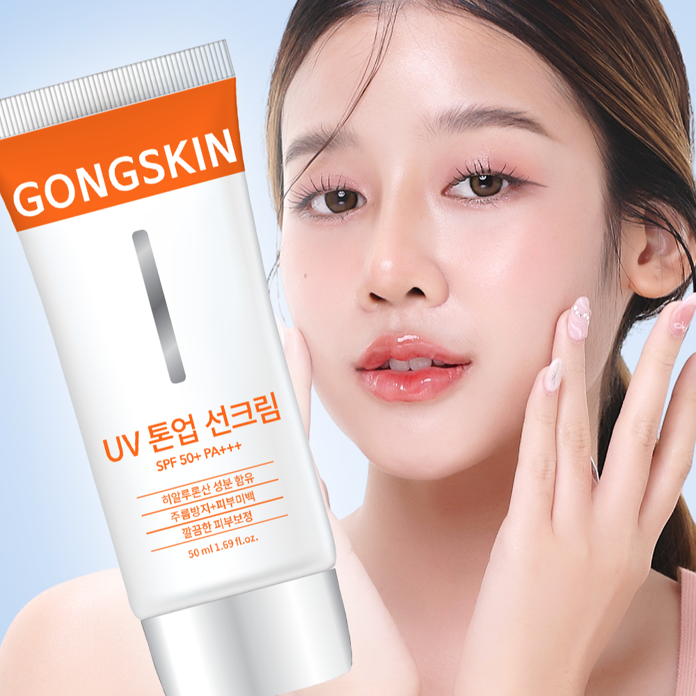 Femme appliquant GONGSKIN UV Tone-up Sunscreen 50ml, protection solaire efficace.