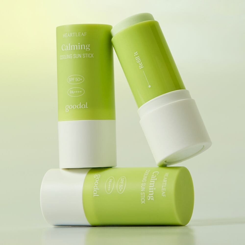 GOODAL Clear Eoseongcho Soothing Cooling Sun Stick en présentation élégante sur fond vert.