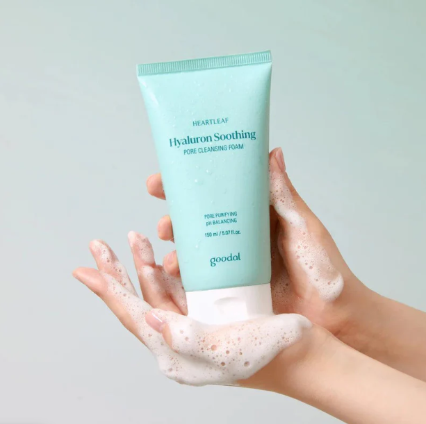 GOODAL Eoseongdho Hyaluronic Soothing Pore Cleansing Foam 150ml : tube GOODAL tenu avec mousse, mains sur fond clair.