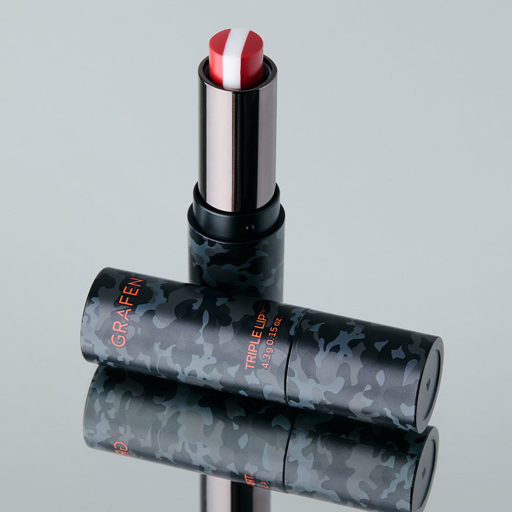 GRAFEN Triple Lip™ 4.3g : rouge à lèvres dans son tube noir camo, fond clair, produit de la marque GRAFEN