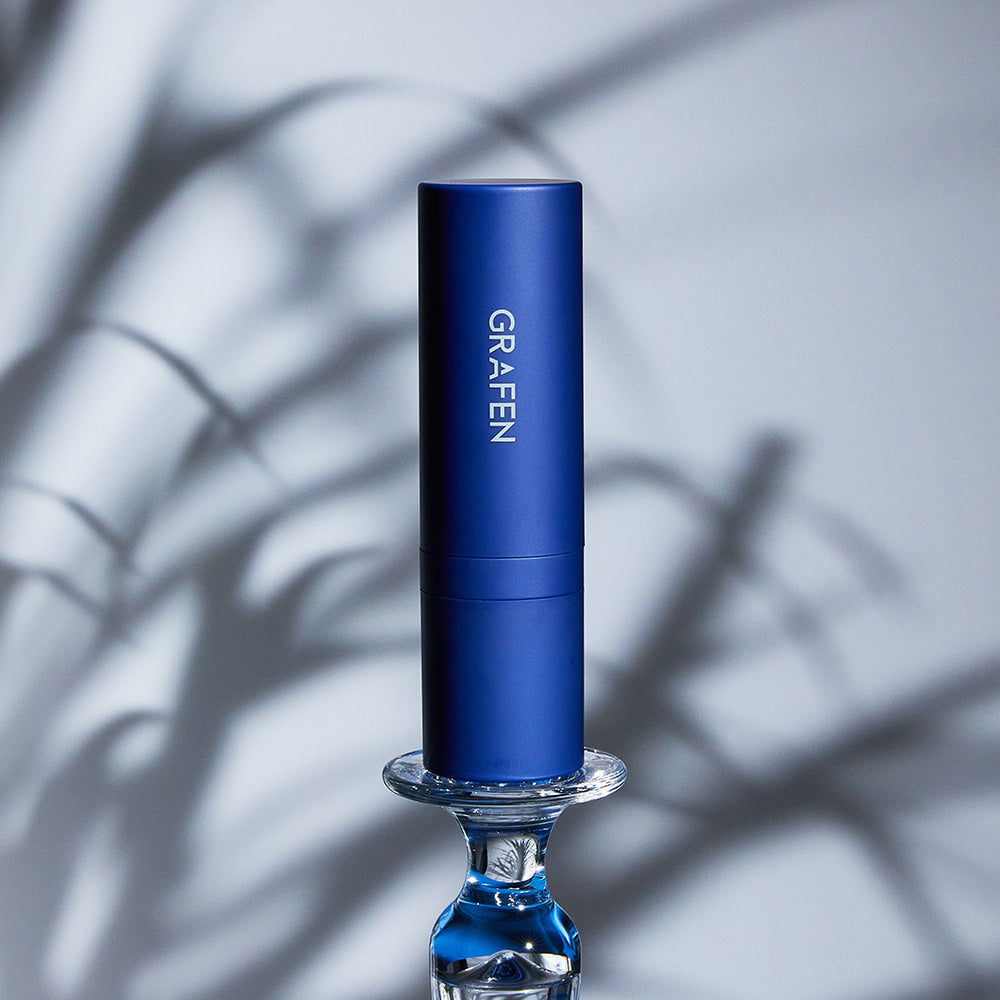 GRAFEN Triple Lip™ Handsome Lip/ Color Lip, tube bleu sur fond graphique abstrait, marque GRAFEN cosmétique.