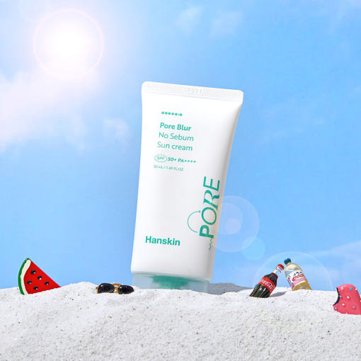 HANSKIN Pore Blur No-Sebum Sunscreen SPF50+ PA++++ 50ml, tube sur sable et ciel bleu, marque HANSKIN, été