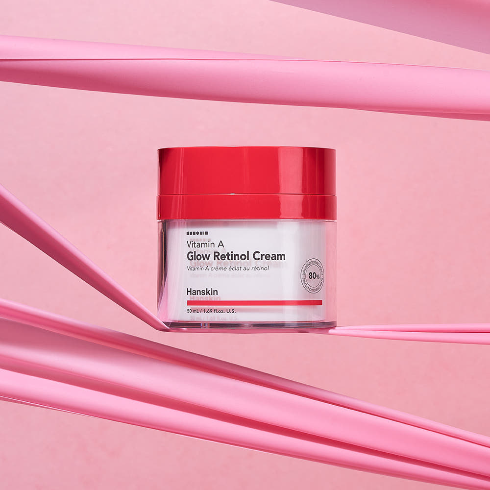 HANSKIN Vitamin A Glow Retinol Cream 50ml : pot rouge sur fond rose, mise en scène beauté de la marque HANSKIN