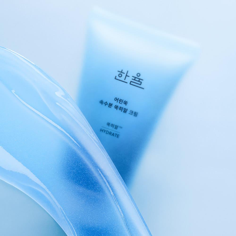 HANYUL Young Artemisia Extract Moisturizing Cream 60ml, crème hydratante sur packaging bleu, flacon et pot en contexte skincare