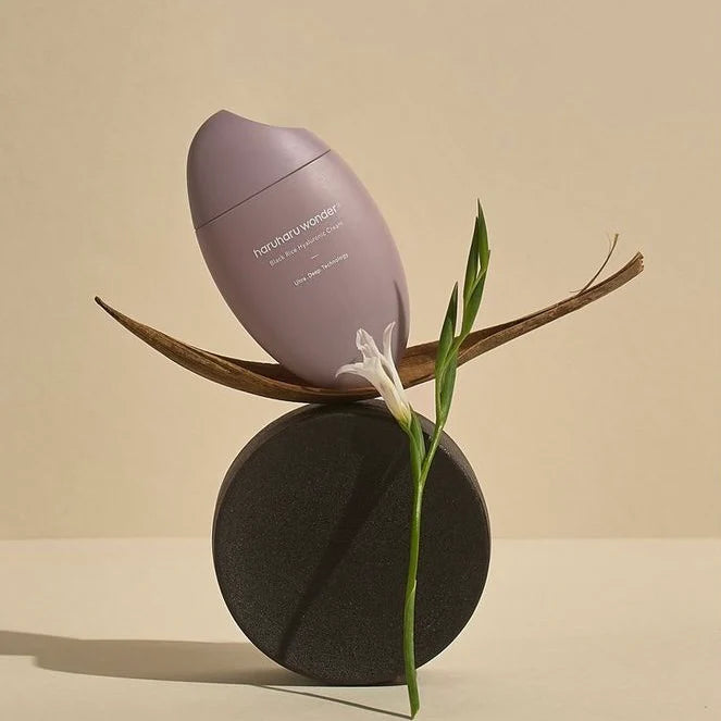 HARUHARU Black Rice 10 Hyaluronic Cream 50ml de la marque HARUHARU, flacon mauve sur décor naturel avec riz noir et plante.