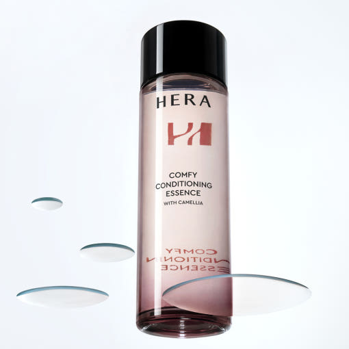 Décris l'image en français en mentionnant le produit, la marque et le contexte visuel : HERA Comfy Conditioning Essence 150g