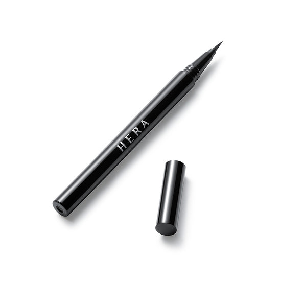 HERA Easy Styling Eye Liner de HERA : eye-liner noir au trait, sur fond blanc, en contexte maquillage.