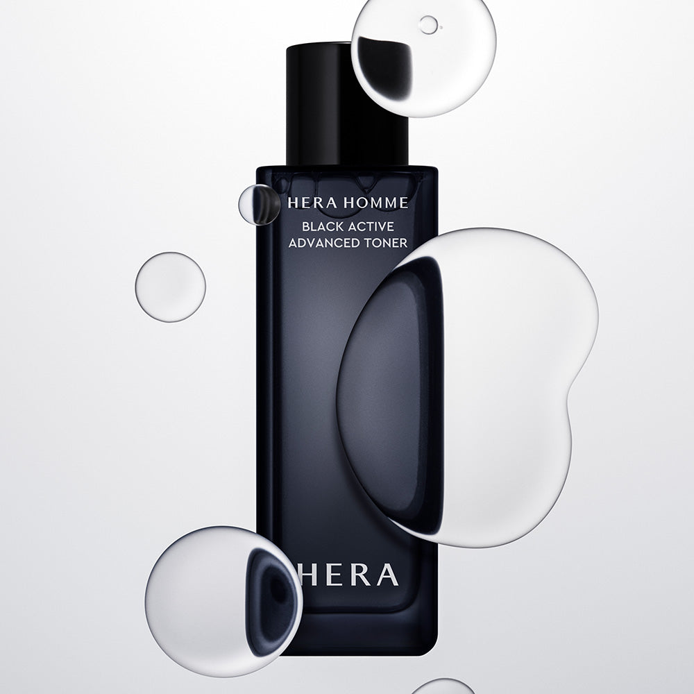 HERA Homme Black Active Advanced Toner 125ml de HERA sur fond blanc, flacon noir et éléments décoratifs abstraits