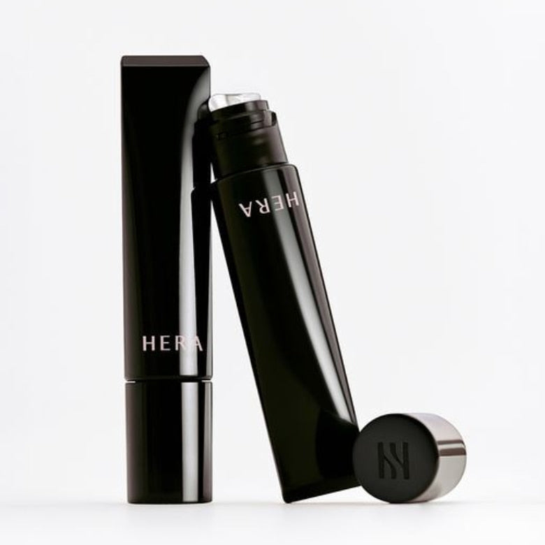 Photo produit HERA Lip Serum Intense 11g de HERA, flacon noir sur fond clair, packaging luxe et moderne.