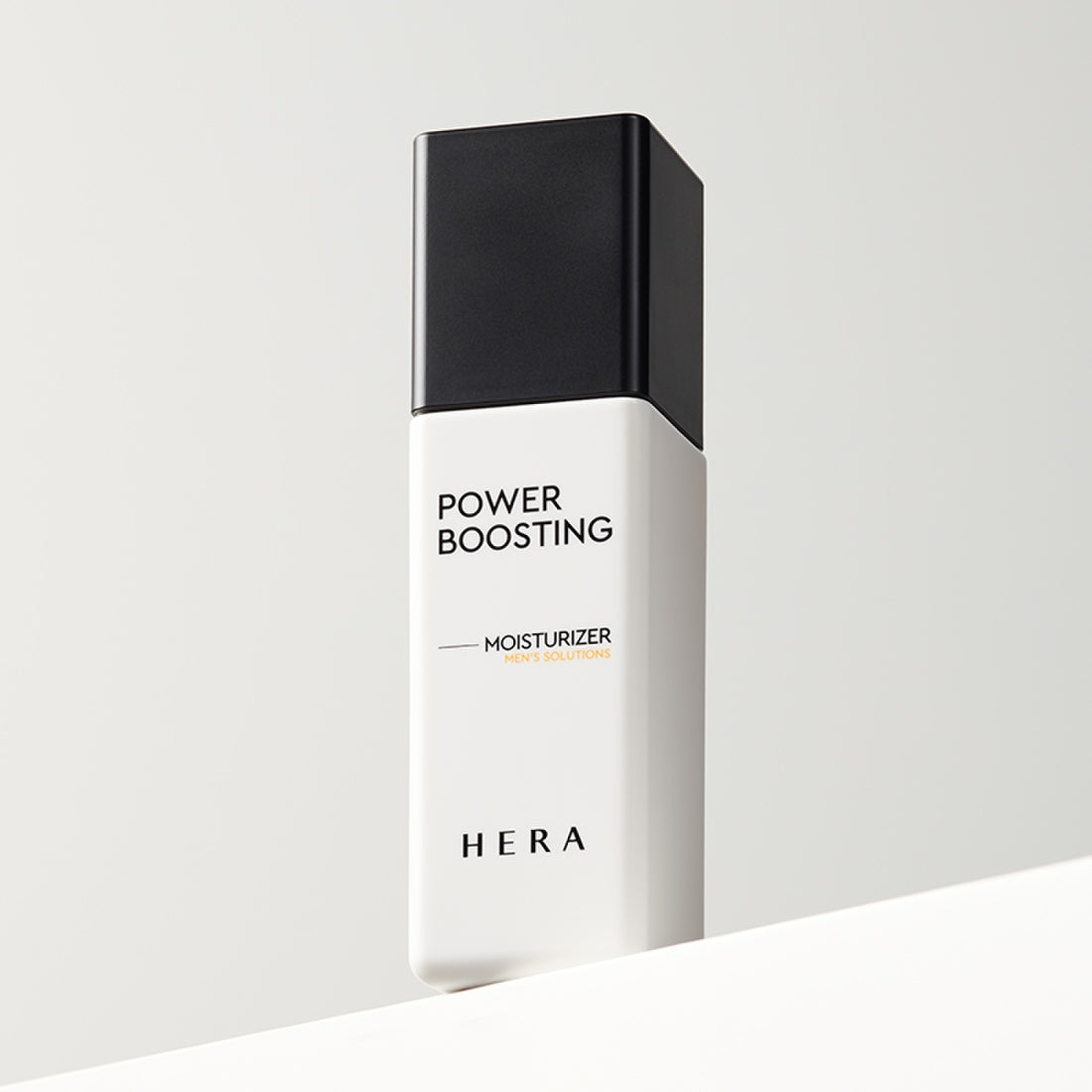 HERA Power Boosting Moisturizer 110ml de HERA, flacon blanc et noir sur fond clair, visuel produit en studio.