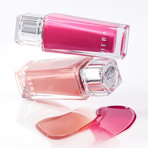 HERA Sensual Fiting Glow Tint 5g de HERA, flacons et texture brillante sur fond clair, maquillage glow.
