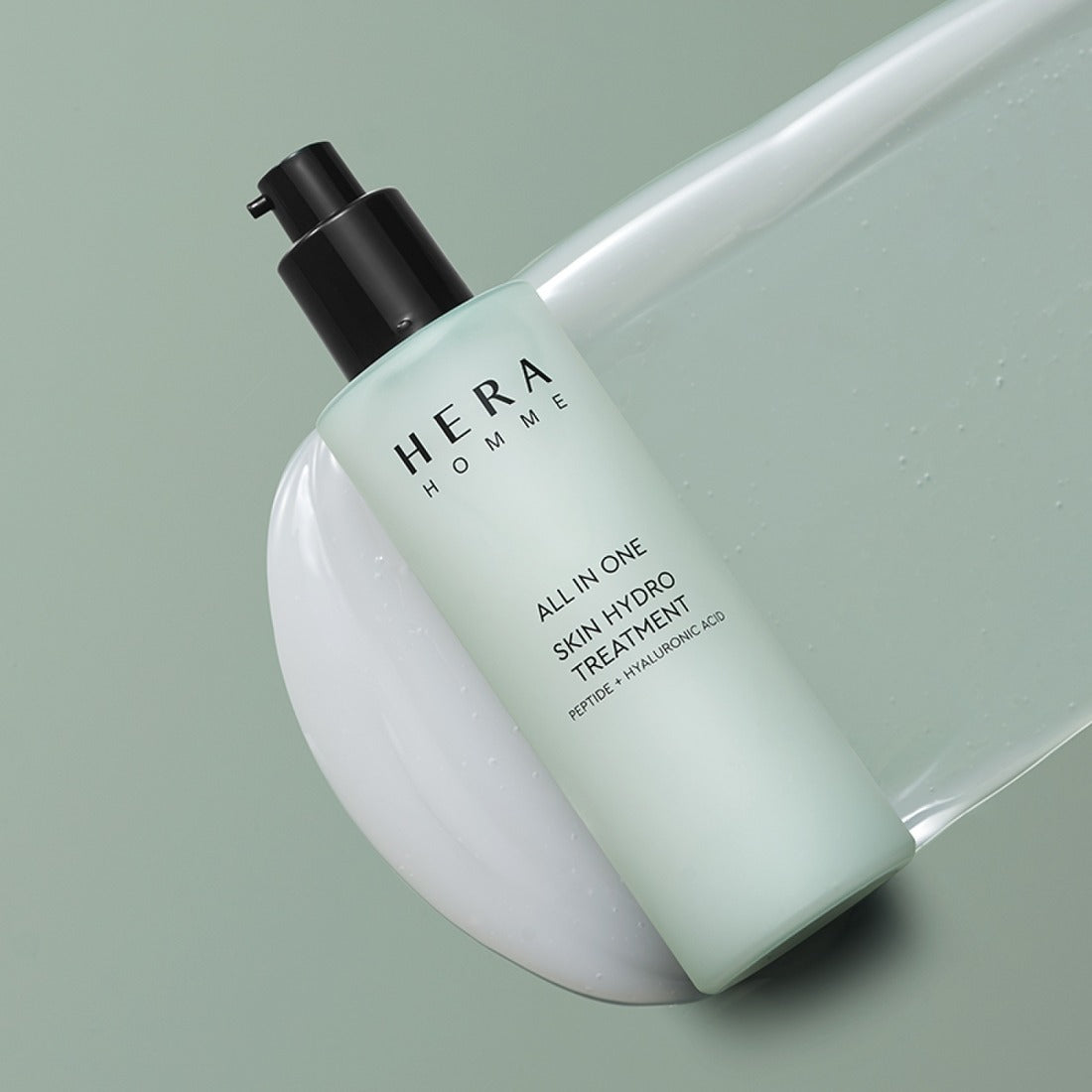 Flacon de 150ml du HERA Homme All-in-One Skin Hydro Treatment sur fond vert élégant.