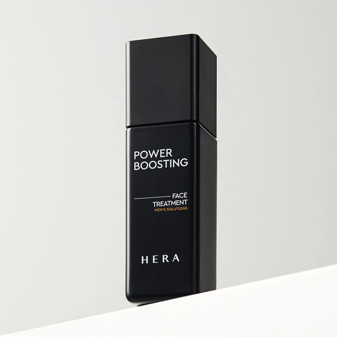 HERA Powder Boosting Face Treatment 110ml, soin visage puissant, emballage élégant sur fond blanc.