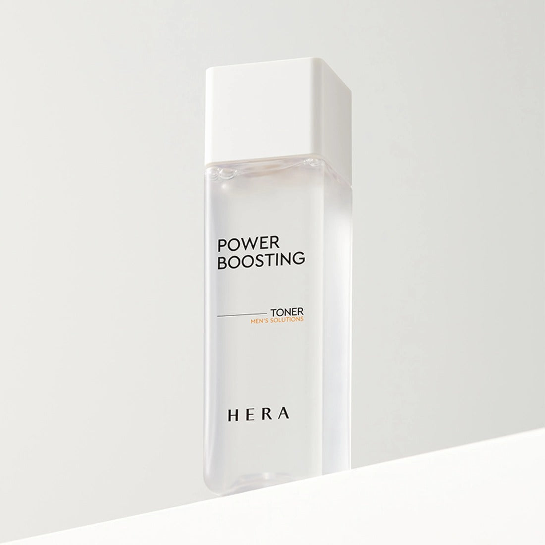 Flacon de 150ml du HERA Power Boosting Toner exposé sur une surface blanche, affiché sur un fond neutre, produit pour revitaliser la peau.