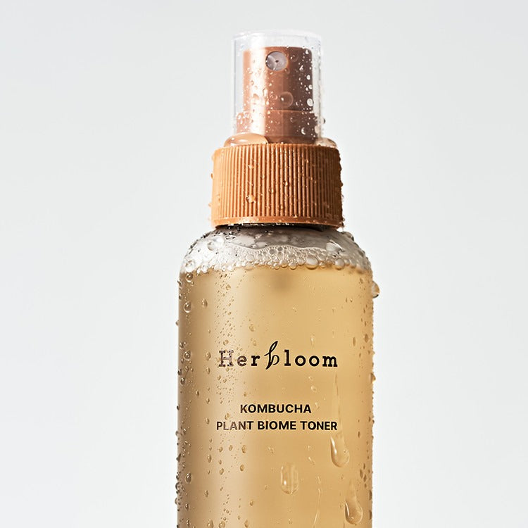 HERBLOOM Kombucha Plant Biome Toner 150g : flacon sur fond clair, gouttes et emballage Herfbloom visibles.