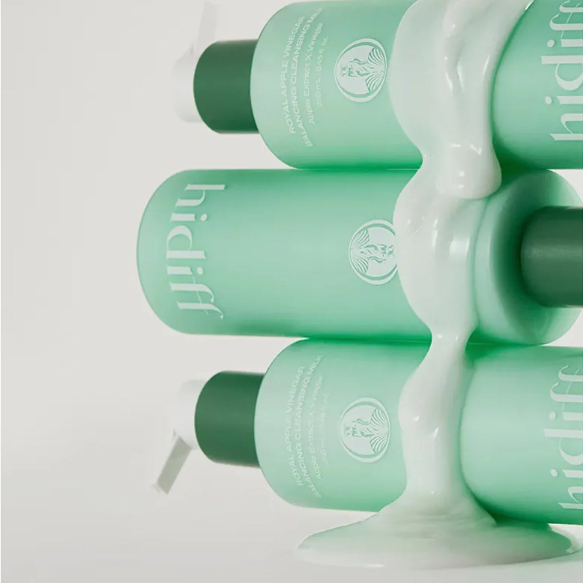 HIDIFF Royal Apple Vinegar Balancing Cleansing Milk 250ml de la marque HIDIFF, flacons verts sur fond blanc, crème coulante.